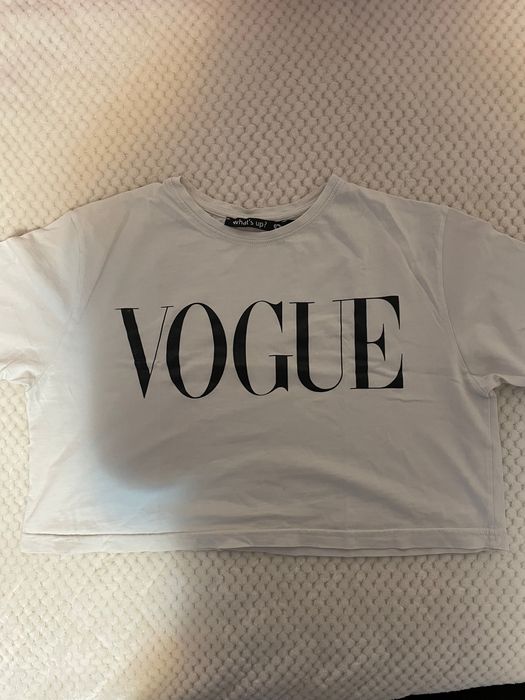 Къса тениска с надпис ‘VOGUE’