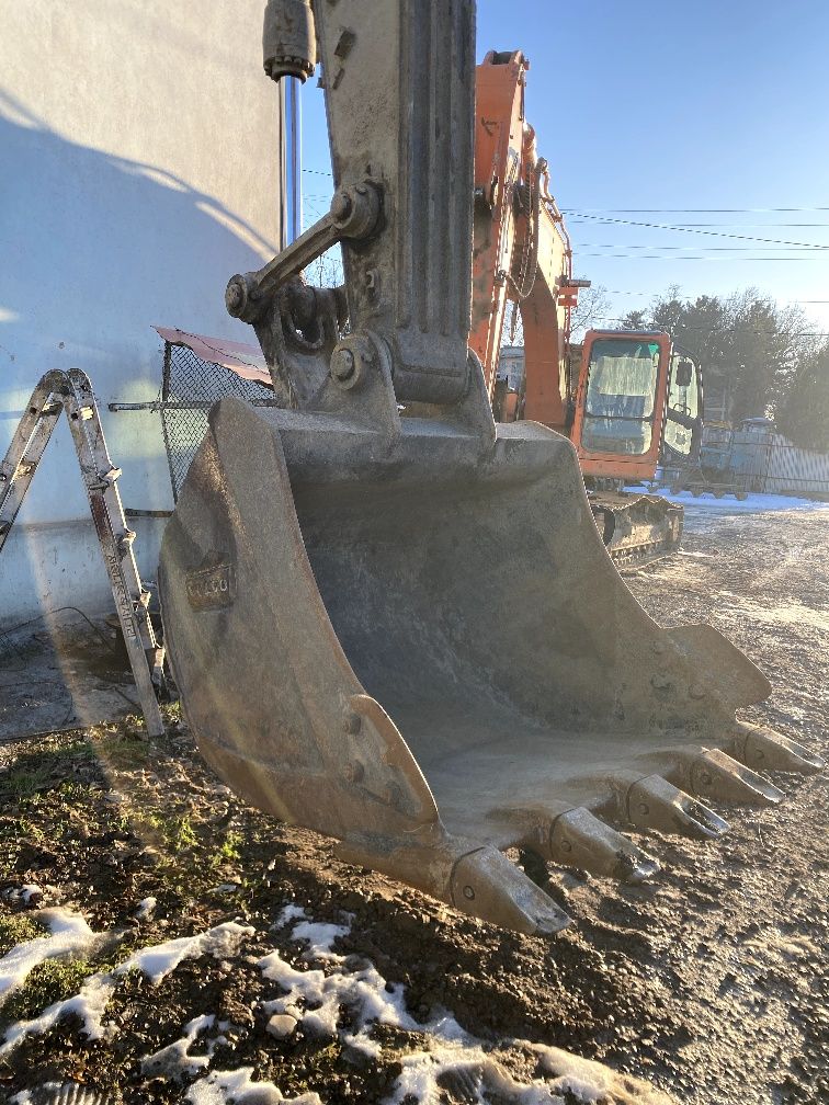Gusenichniy ekskavator sotiladi VolvoEC220D  2019 yil
