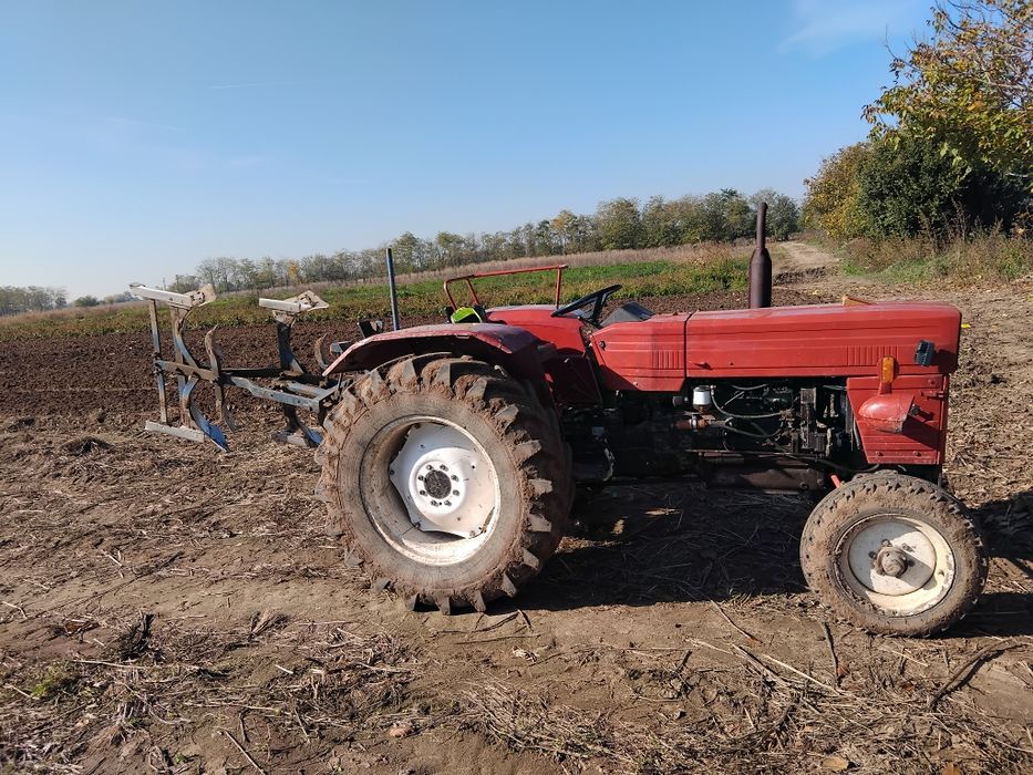 Vând tractor universal 550