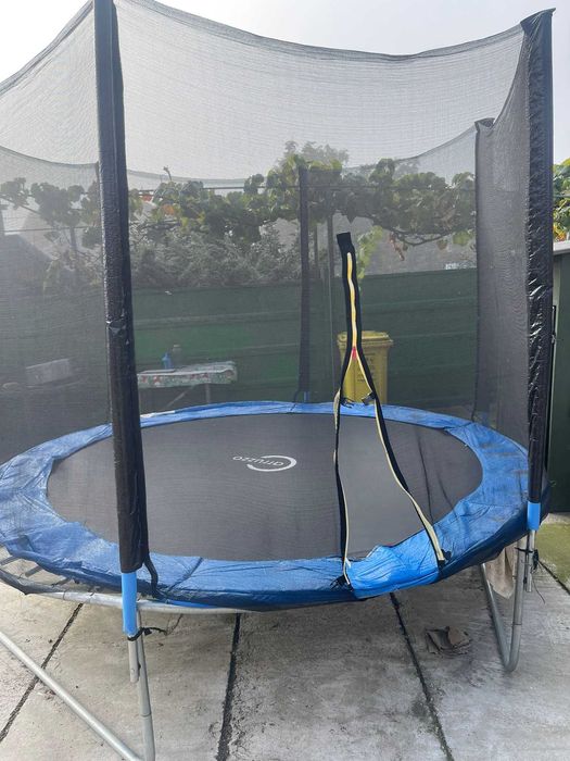 Trambulina gigant + piscina 5000L