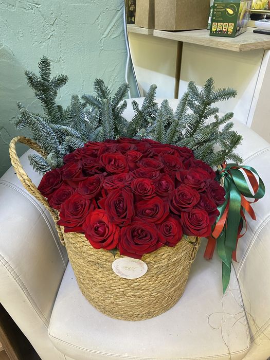 Готовая композиция из роз и нобилиса