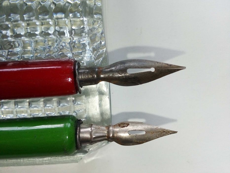 Стара стъклена мастилница + две писалки