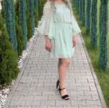 Rochie scurtă, culoare verde deschis.