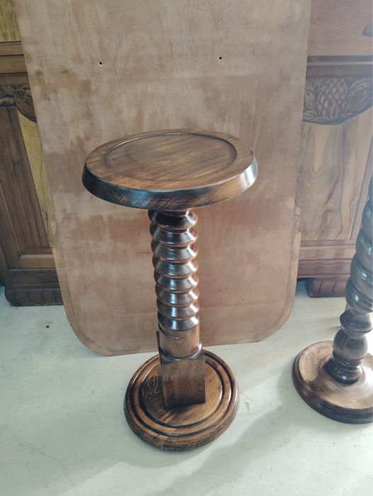 Пиедестал с усукана колона