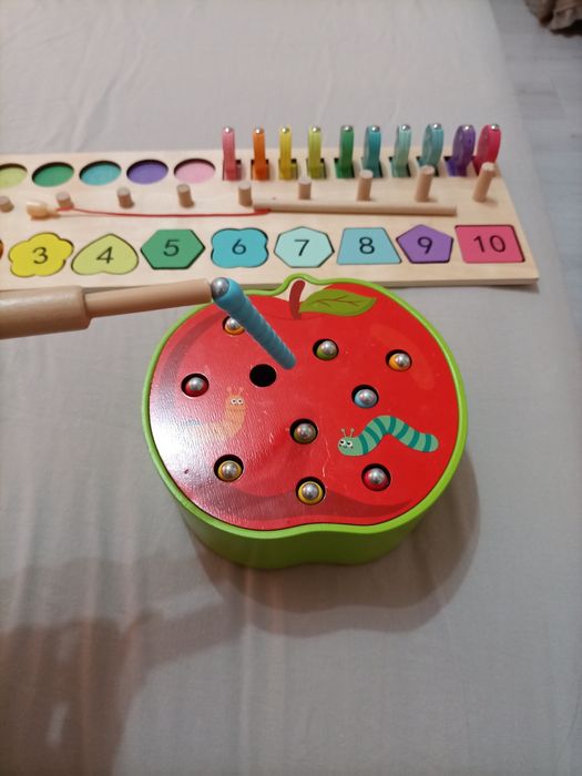 Дървени пъзели+дървена ябълка с магнитни червейчета