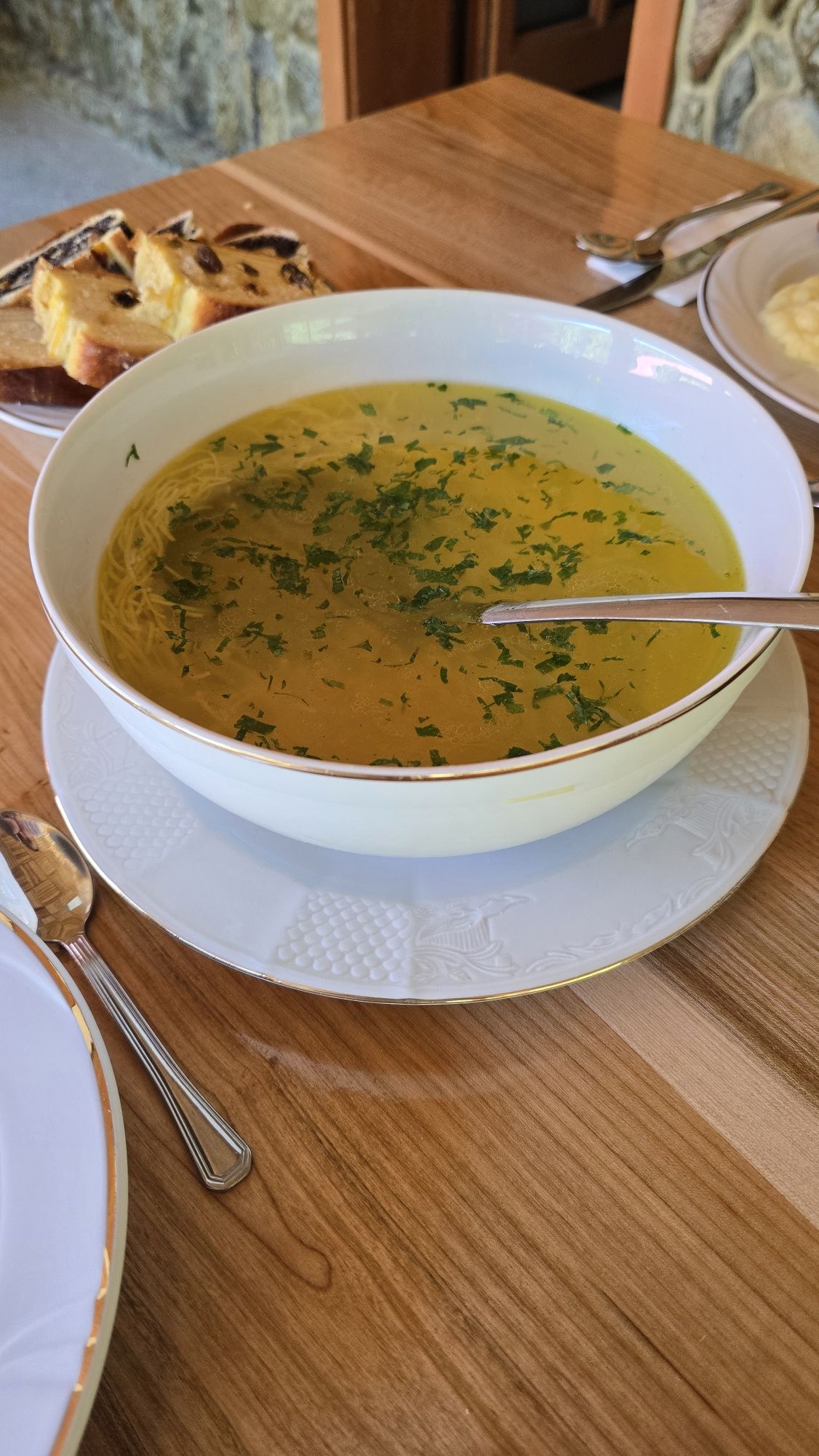 Restaurant-Pensiune La Danilă la poalele munților Padeș