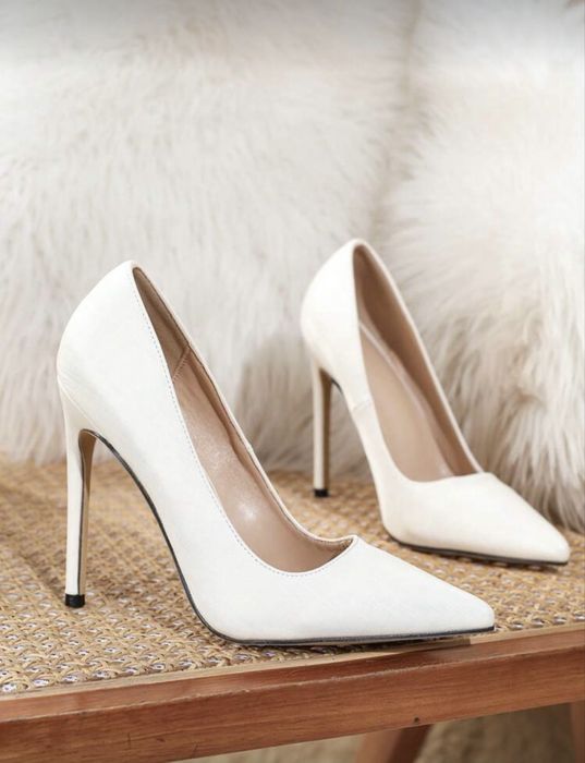 Дамски остри обувки с ток