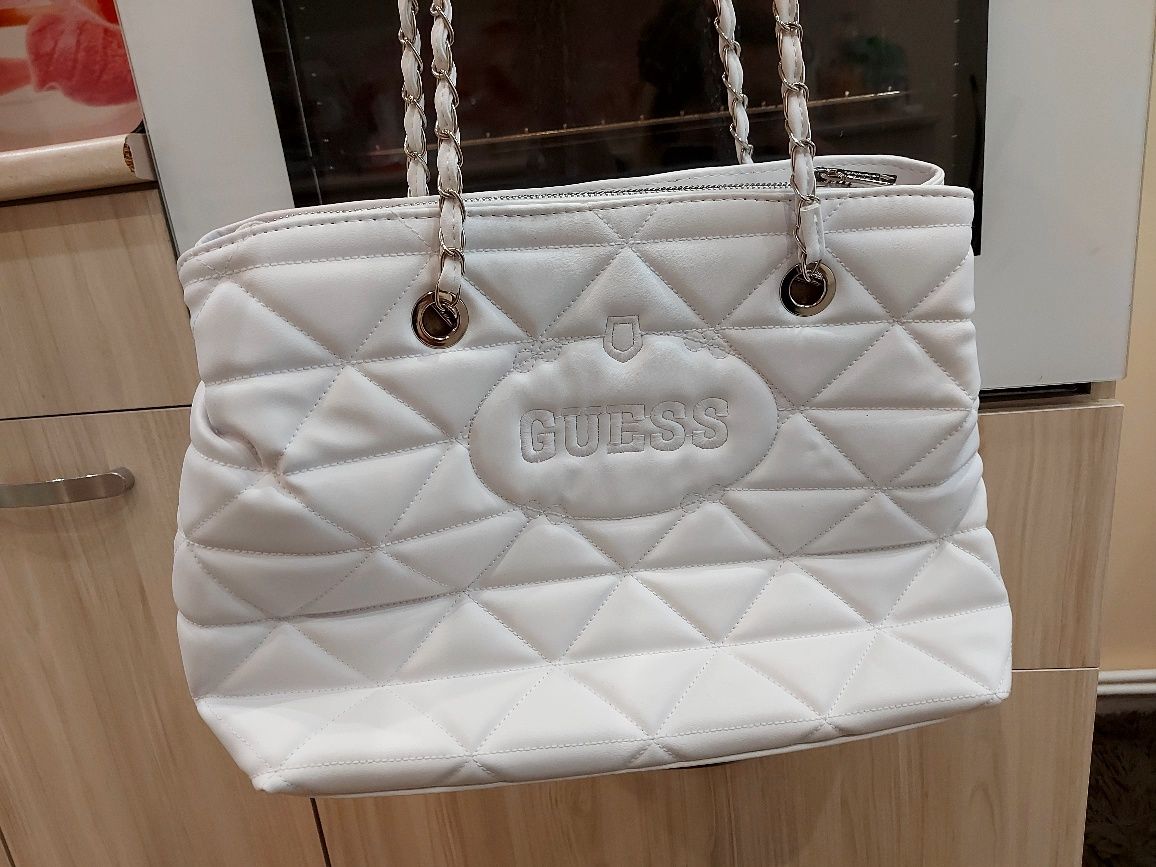 Бяла чанта Guess