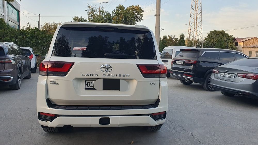 Toyota Land Cruiser.300 3.5Tvin turbo. Yili 2022. Yurgani 49000. Narxi