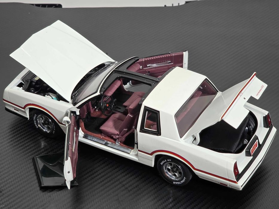 Macheta Auto 1/18 American Muscle Authentics 1985 Chevy Monte Carlo SS