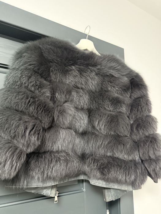 Blana de vulpe,neagra dar bate usor spre gri