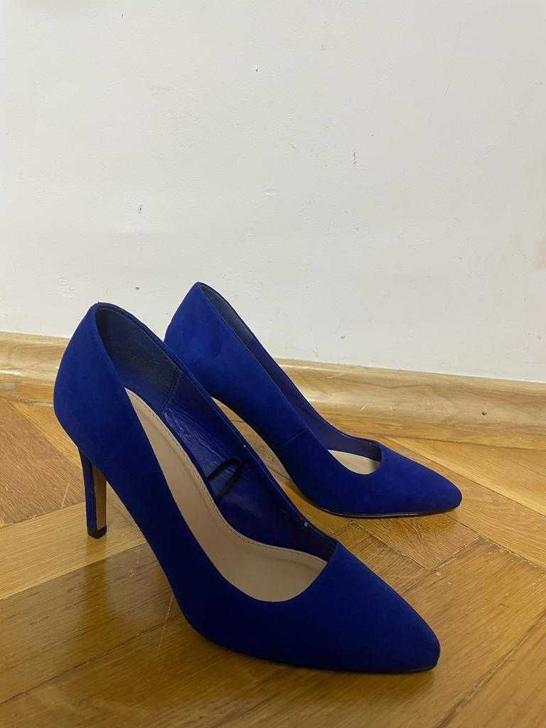 Pantofi cu toc albastri