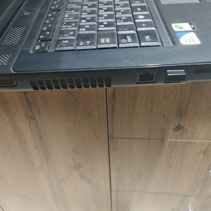 Ноутбук Ташиба, работает только от блока питания, блок питания есть