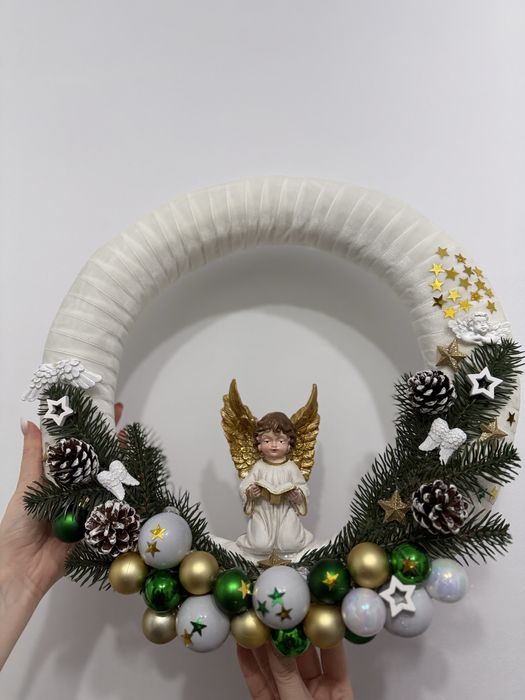 Coronita decorativa de Craciun Hand Made cu catifea alba