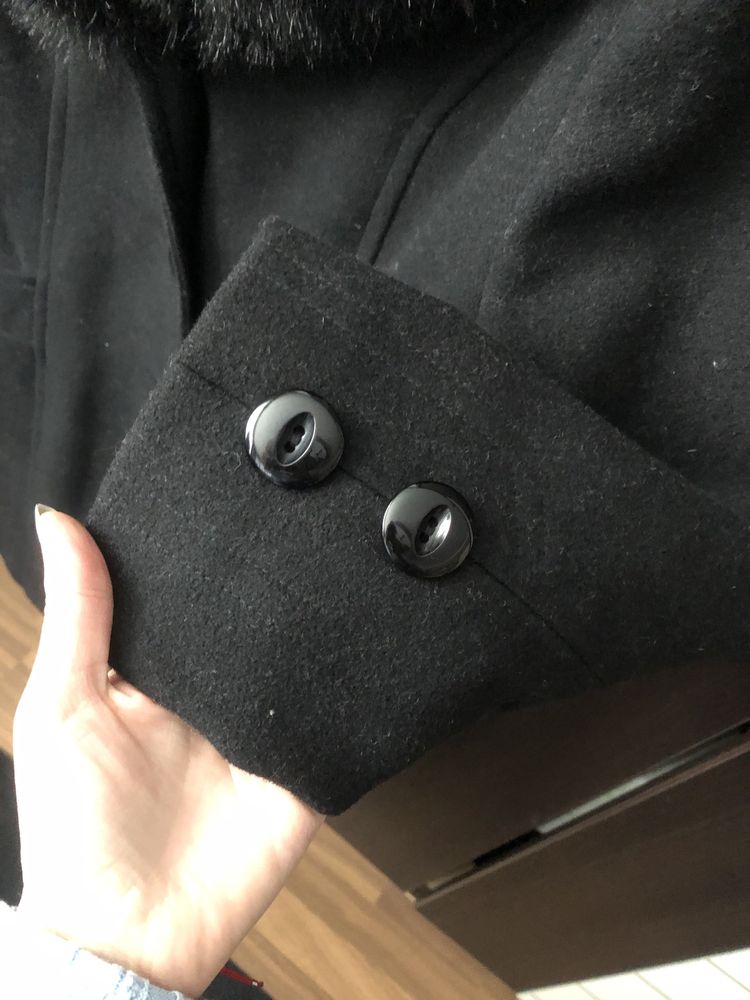 Официално черно палто с пухена яка