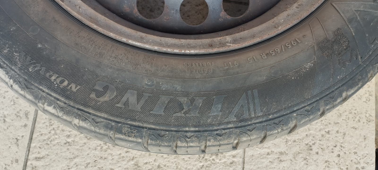 Vând anvelope cu jante