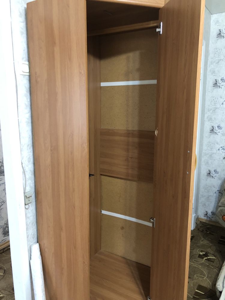 Продам угловой шкаф и тумбу