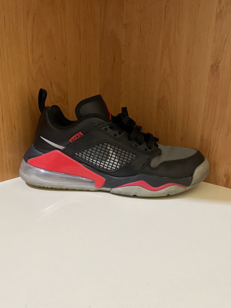 Jordan mars 270 Low Red and Black