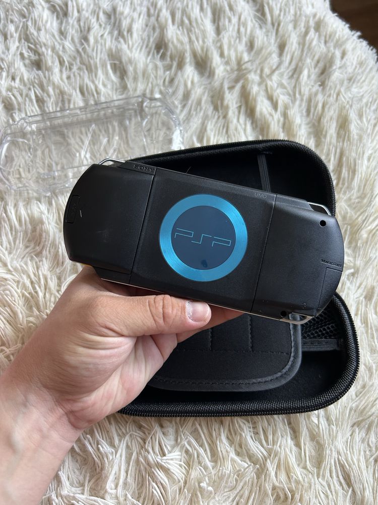 Продам портативную игровую приставку PSP