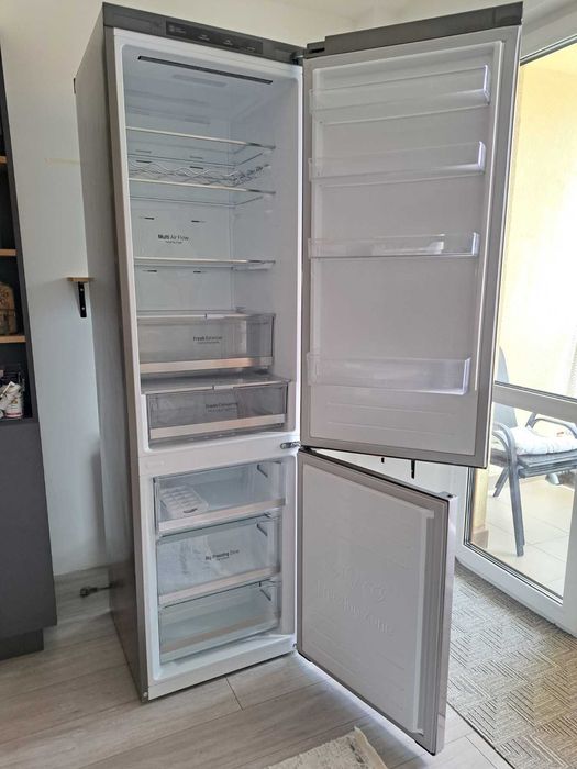 Хладилник с фризер (долна камера) LG A+++ 203 см.