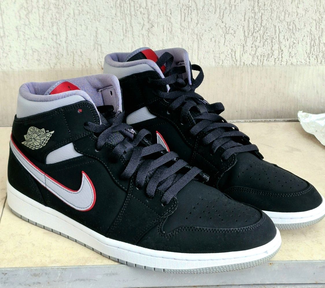 NIKE AIR JORDAN 1 оригинални маратонки 45 номер
NIKE AIR JORDAN 1 MID