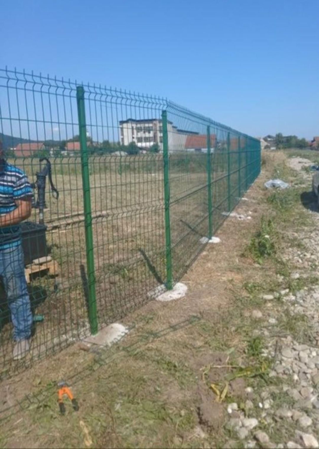 Facem garduri din plasă bordurată