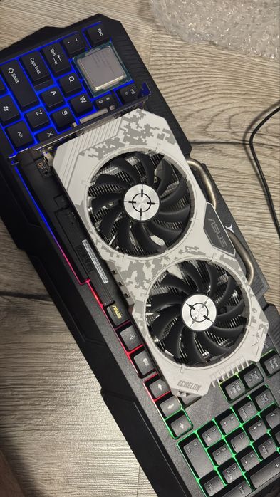 Vand procesor i5 generatia a 4 a si placa video gtx 950 editie special