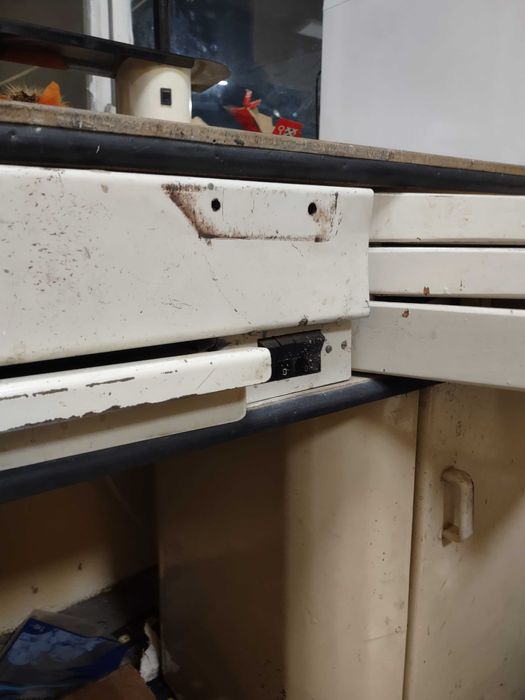 Старо метално зъботехническо бюро с плот от камък и лампи