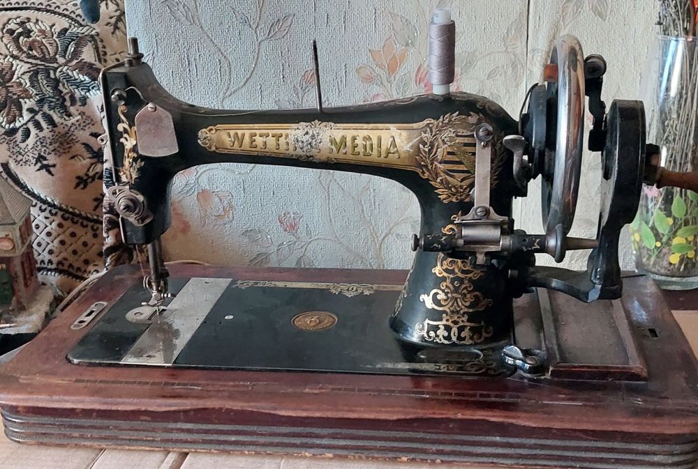 Антикварная старинная немецкая швейная машинка WETTINA MEDIA