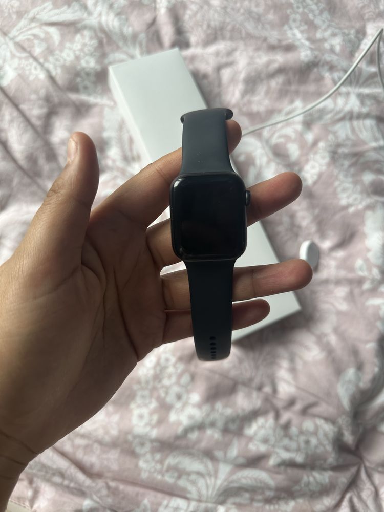 Смарт-часы Apple Watch SE 40 мм черный