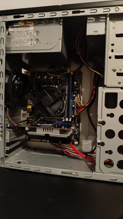 Vând PC low buget + monitor.