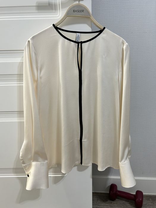 Блузка молочного цвета