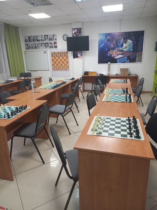 Продам  столы, стулья, шахматы, шахматные часы. Всё для школы шахмат.