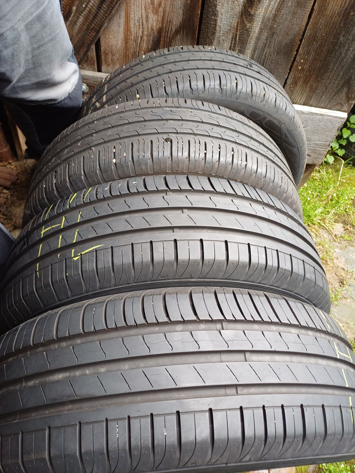Vand 4 anvelope de vara 195 65 r15 CONTINENTAL si HANKOOK foarte bune