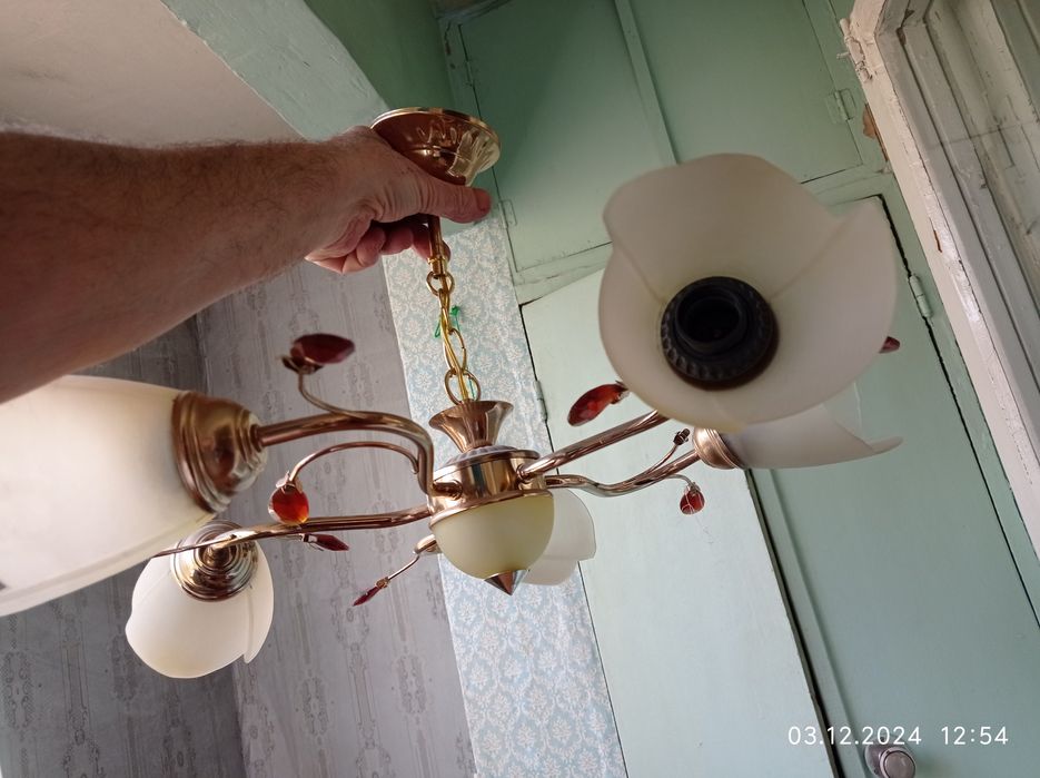 Продам люстру и плафоны, лампочки.