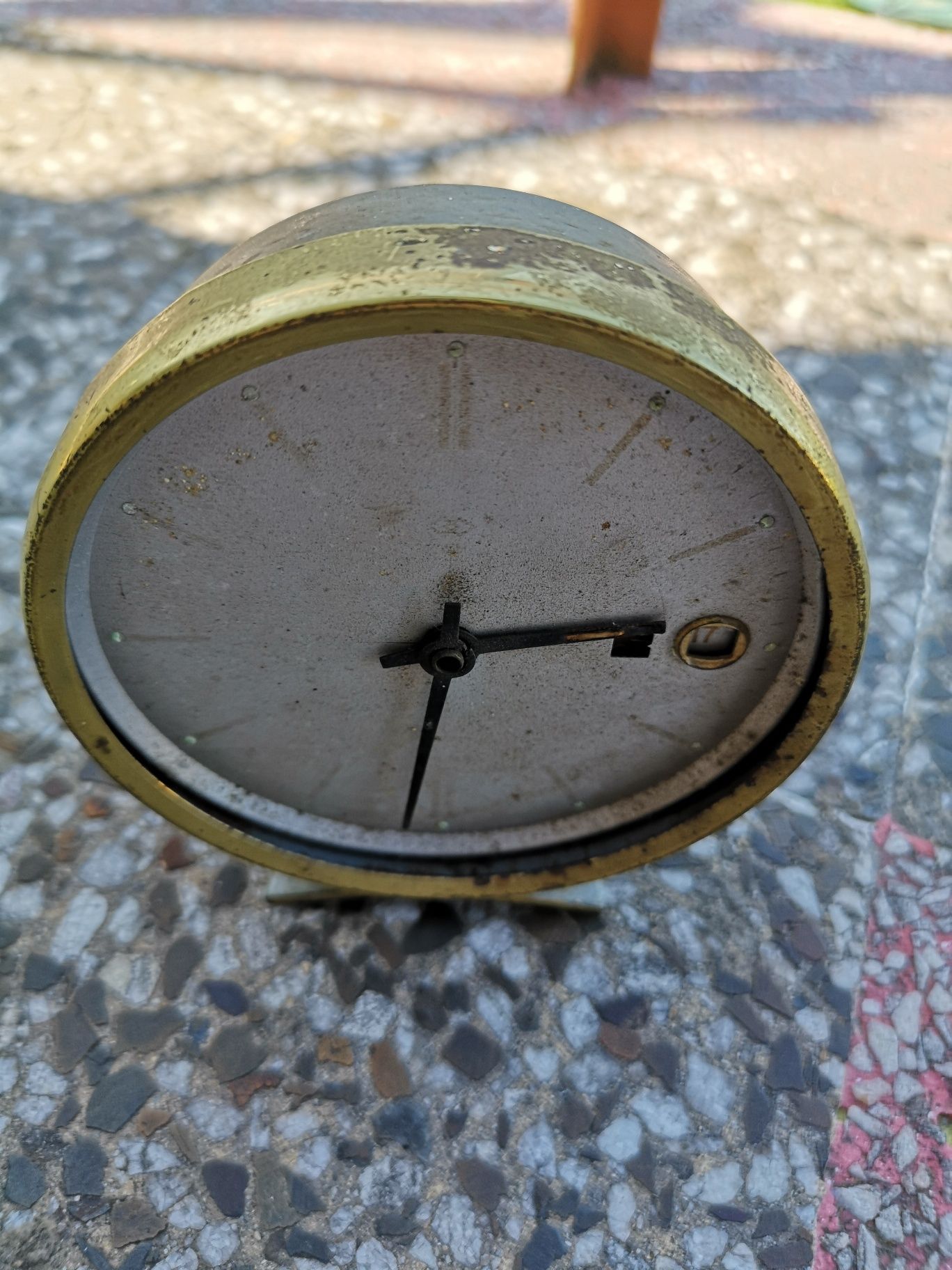 Стар механичен часовник будилник