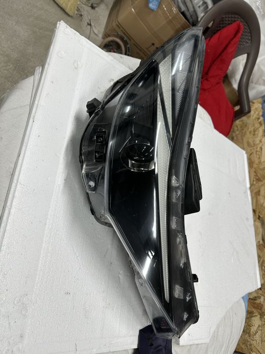 Far dreapta hyundai elantra.