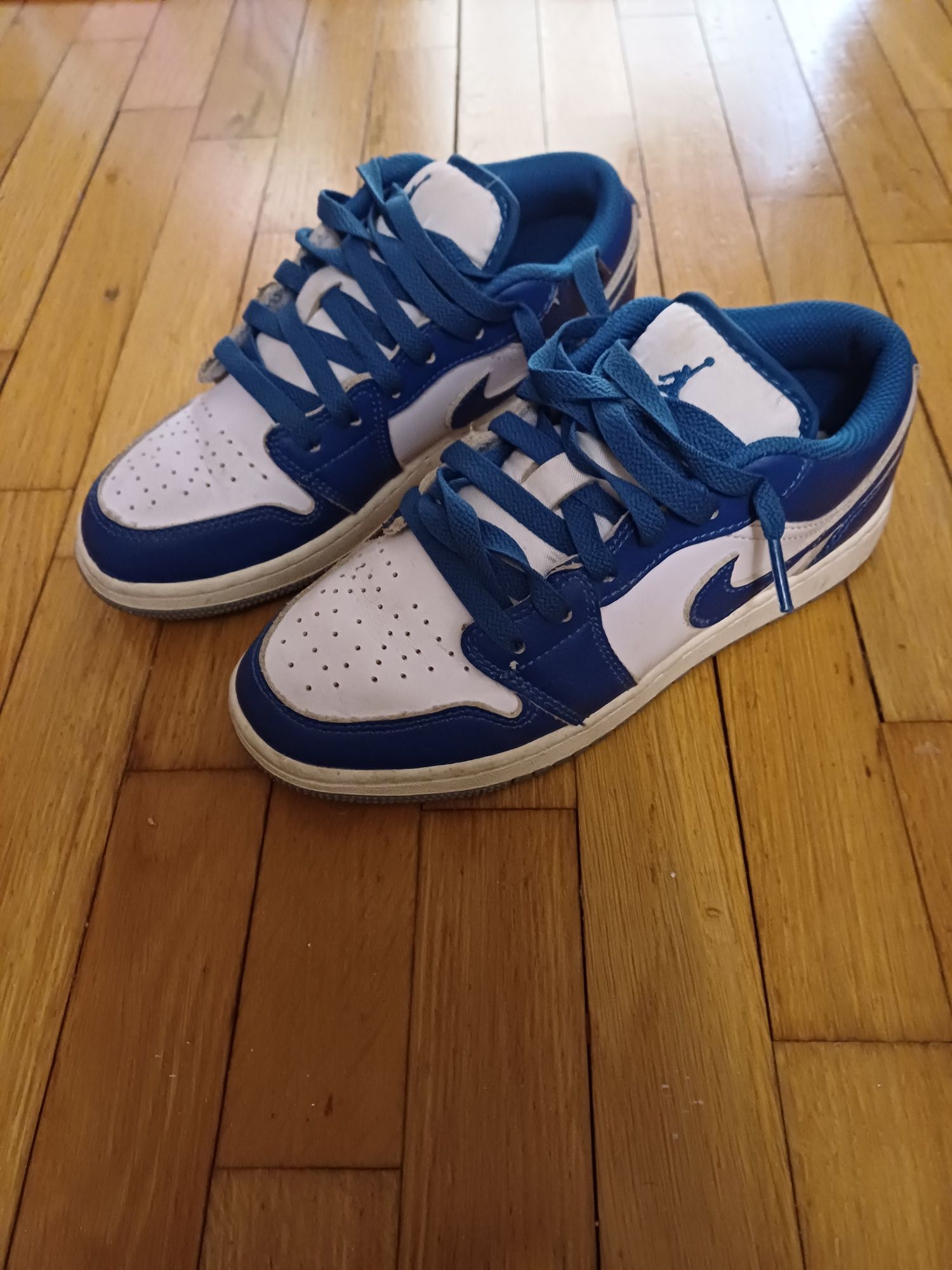 Adidasi jordan si nike