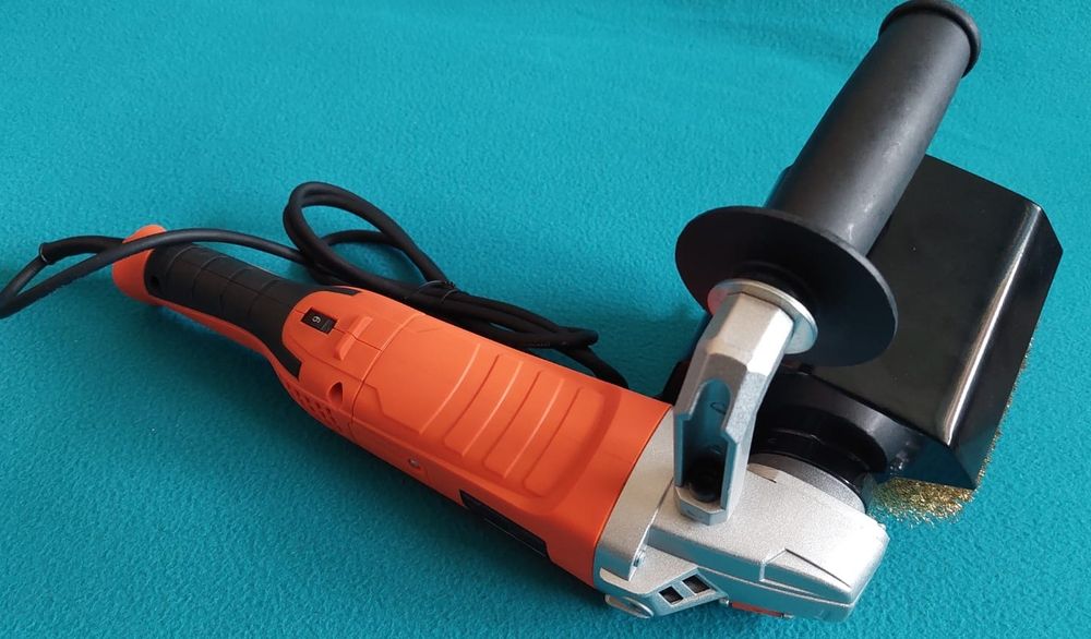 Masina slefuit cu perie pentru lemn