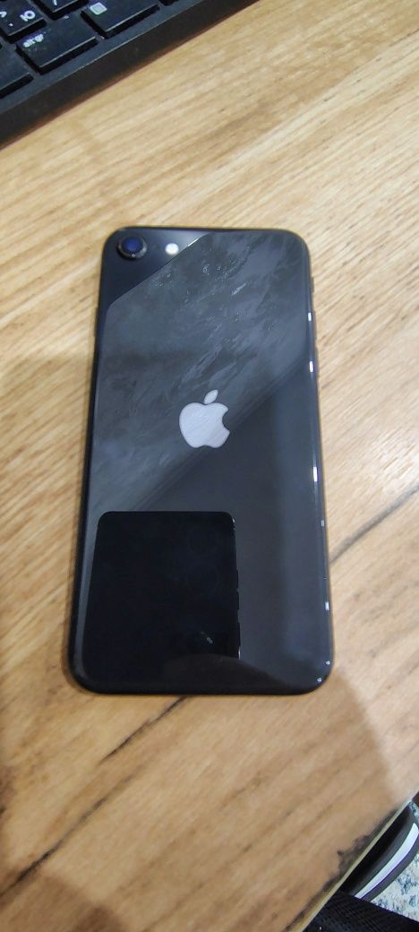 Продам iPhone SE 2020