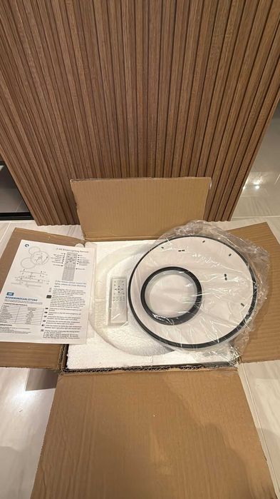 Plafonieră cu 4 inele și telecomanda