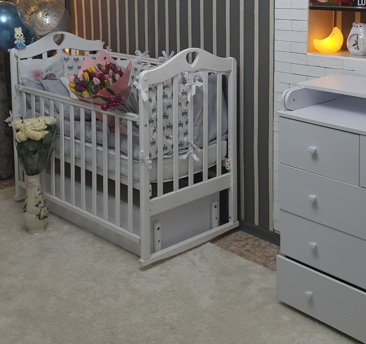 Детская кроватка и комод с пеленальным столиком