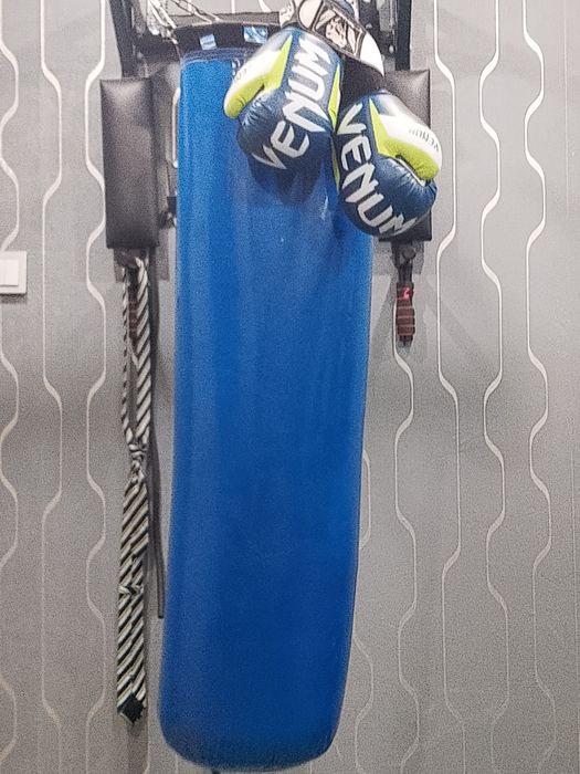 Боксерская груша и перчатки