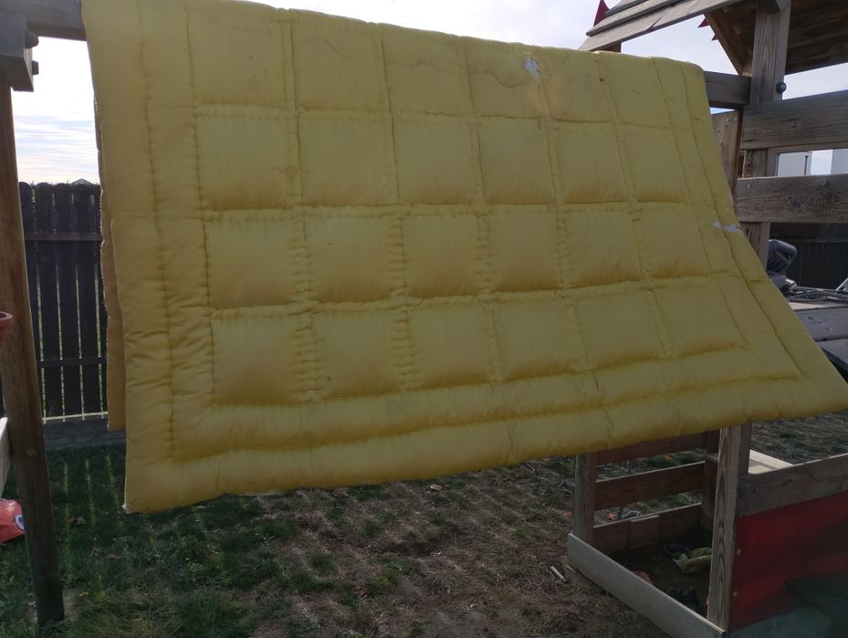 Vând plapuma foarte groasă, bine îndesată, umpluta cu pene de gasca