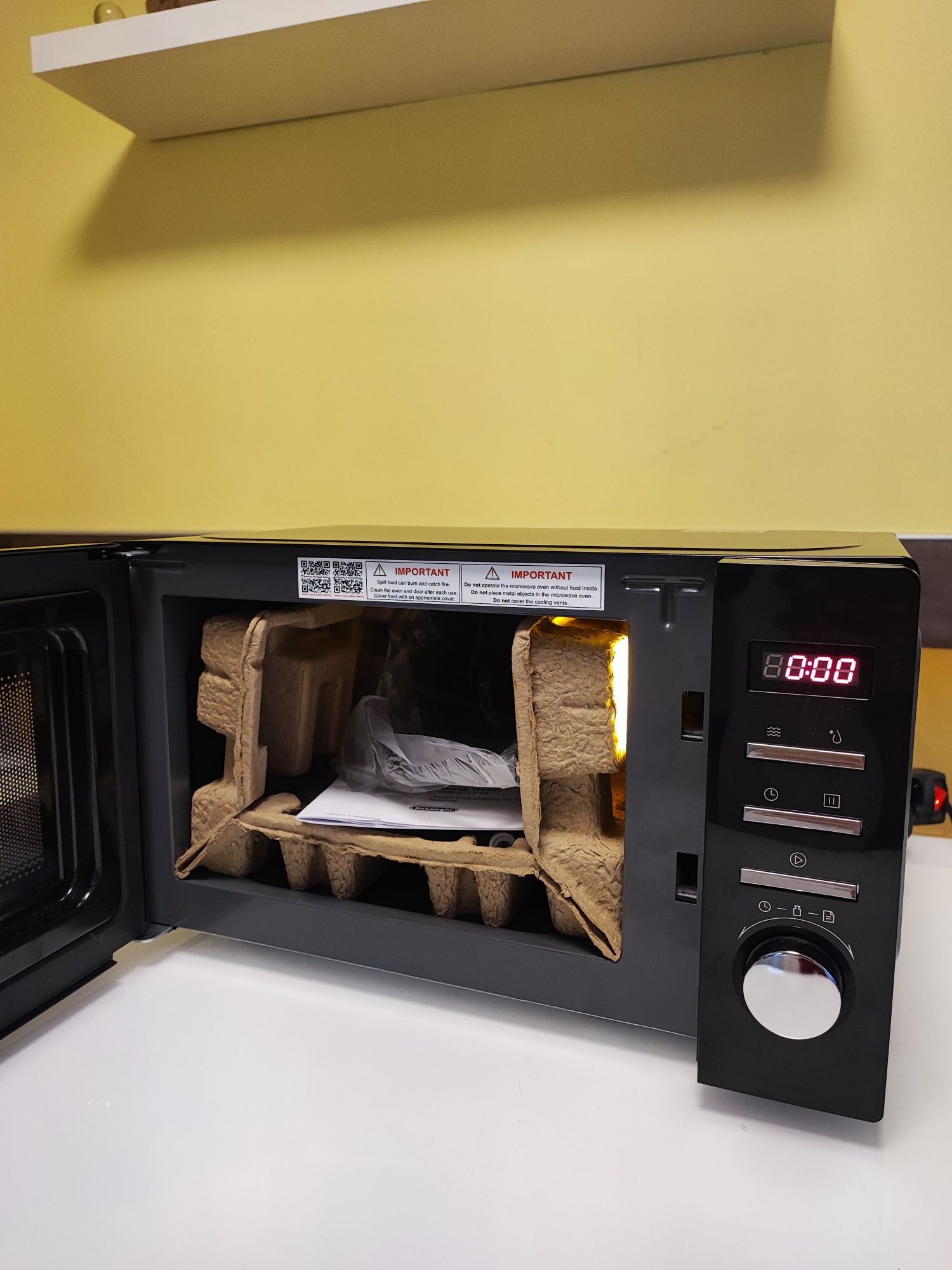 Микровълнова DeLonghi 20L нова