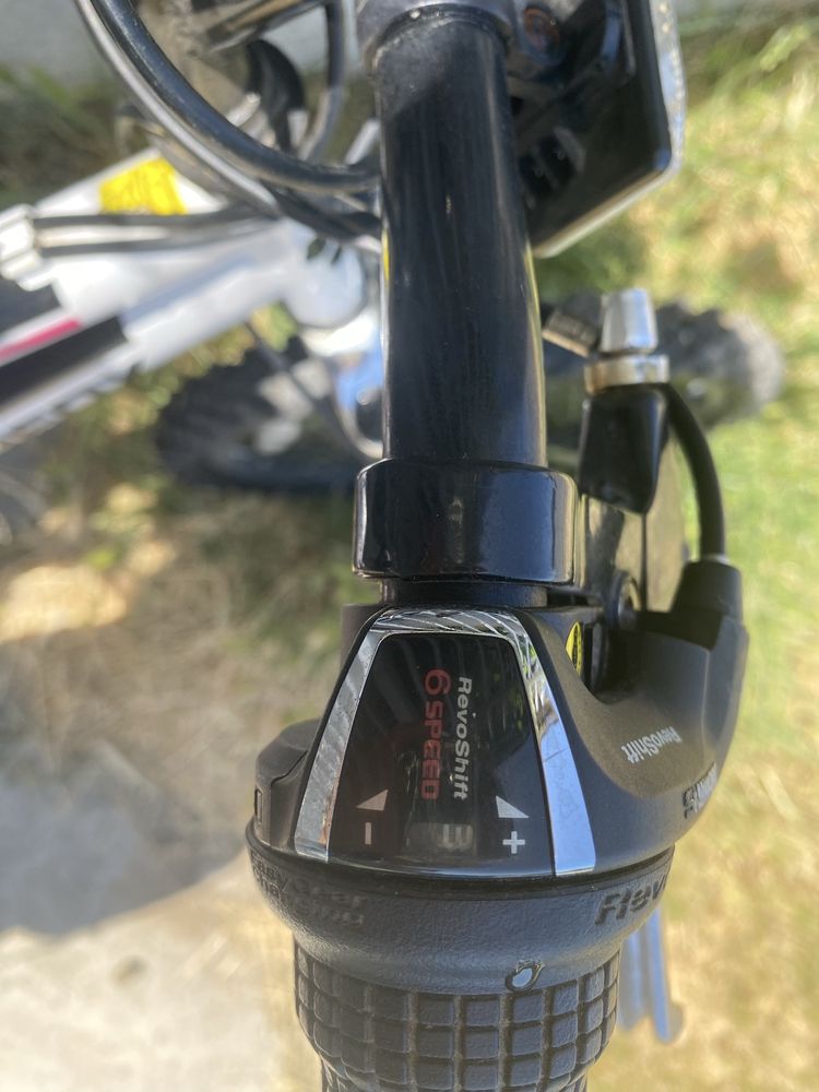 Bicicleta Muddyfox ,de tip mountain bike, cu suspensie completa