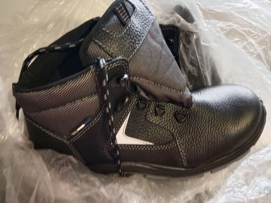 Продам спец ботинки.