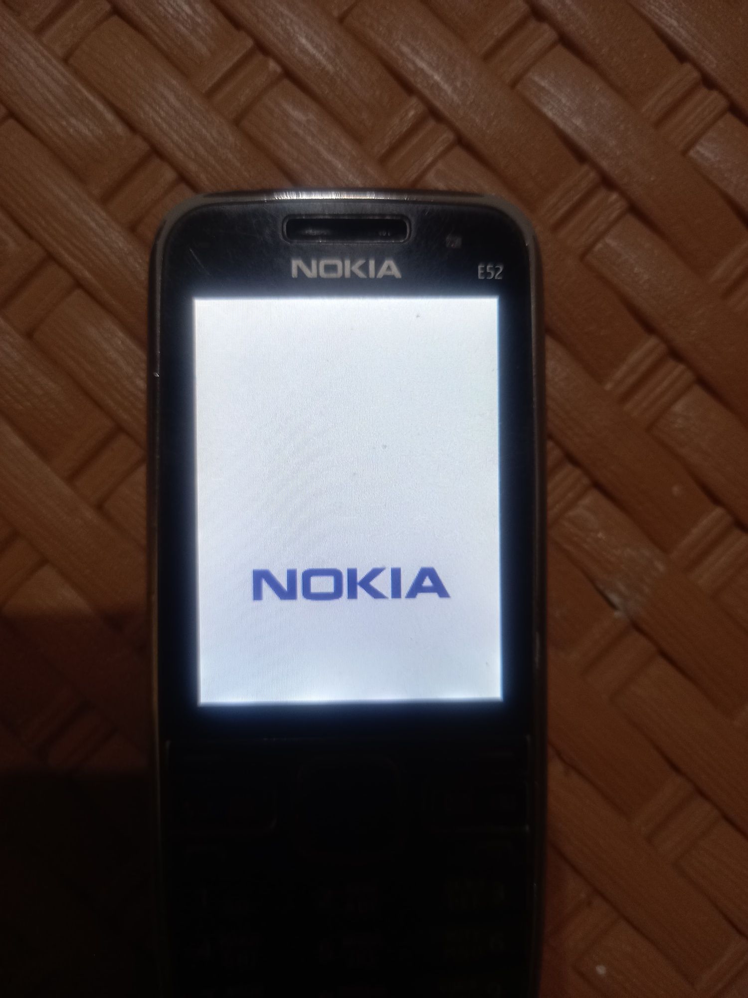 Телефон Nokia E52 бг меню