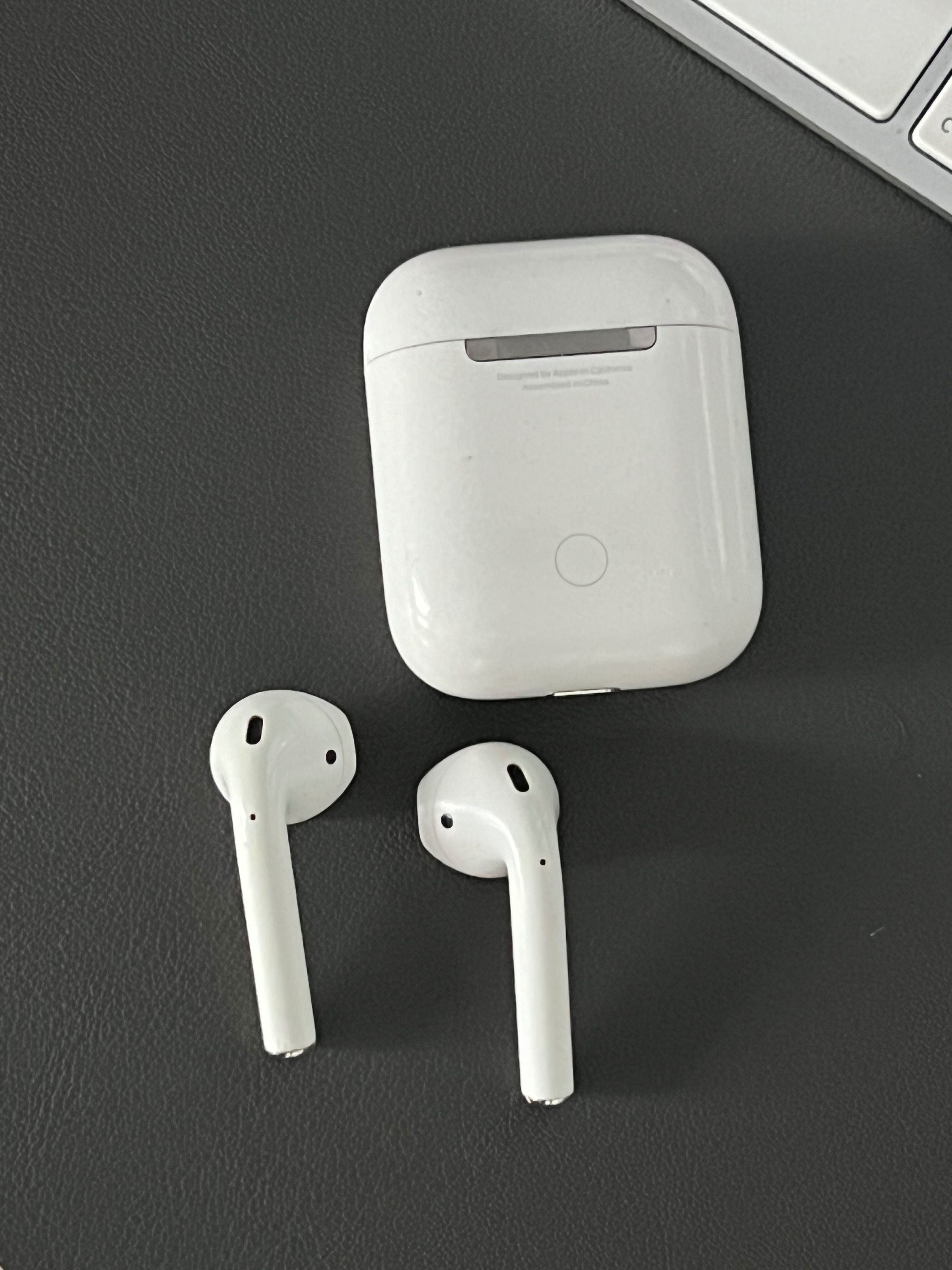 Apple AirPods Wireless Ear Buds - Първа Генерация