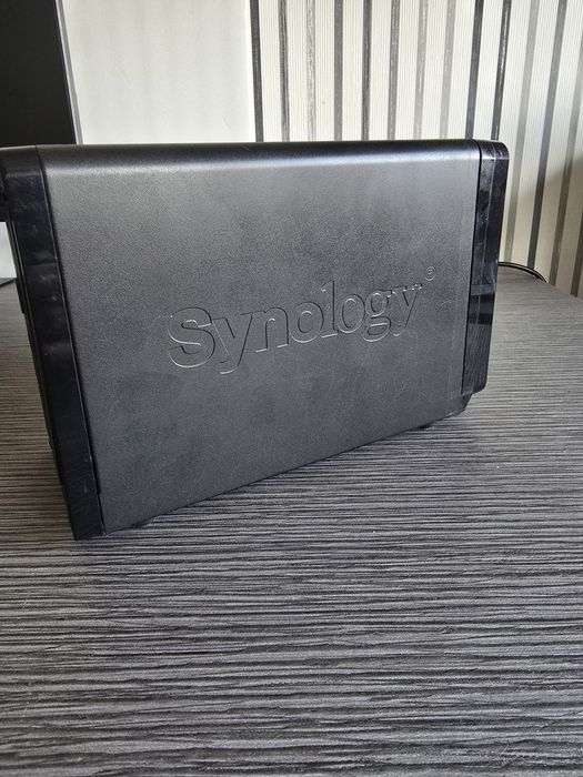 Synology DS710+ NAS мрежов сторидж за ремонт или части.